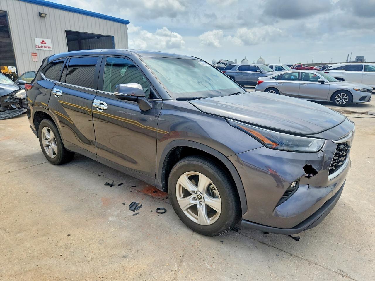 2023 Toyota Highlander Le - Image 4