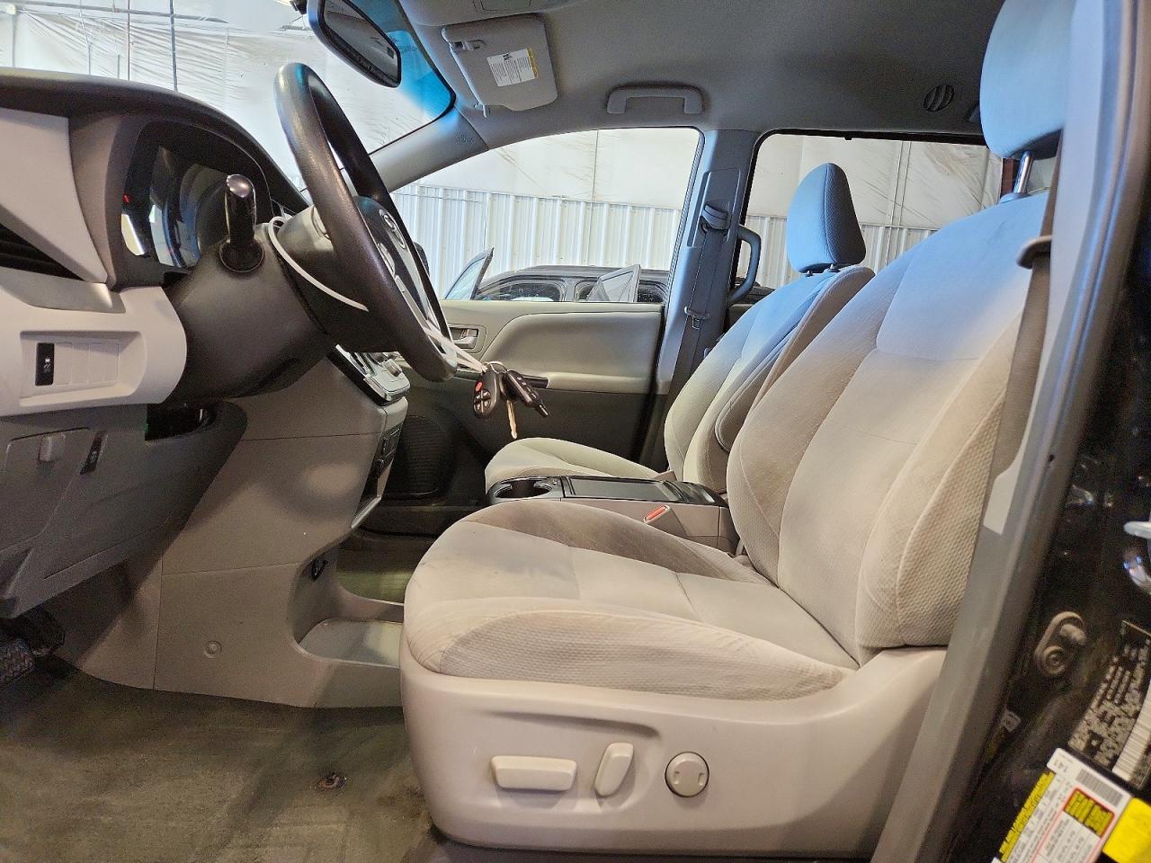 2017 Toyota Sienna Le - Image 7