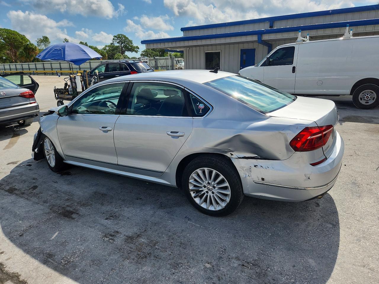 2017 Volkswagen Passat Se - Image 2