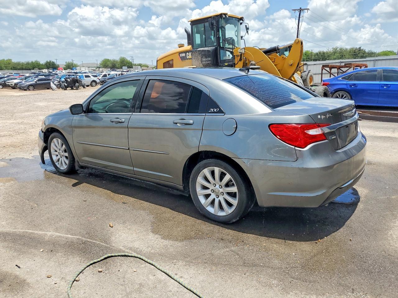 2013 Chrysler 200 Touring - Фото 2