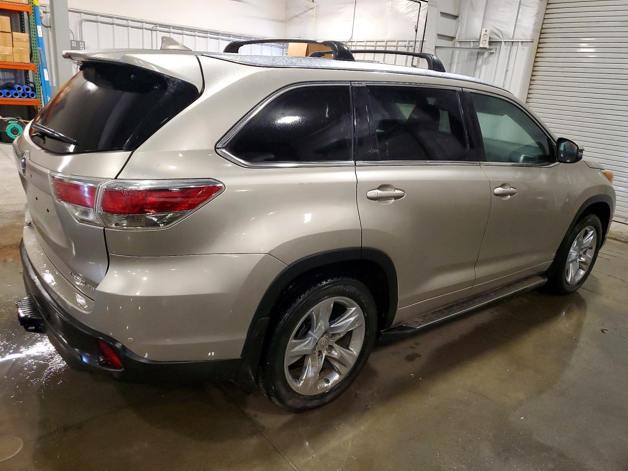 2015 Toyota Highlander Limited Platinum - Image 3