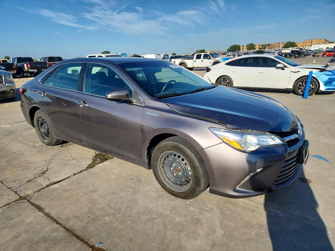 2017 Toyota Camry Hybrid Le - Image 4