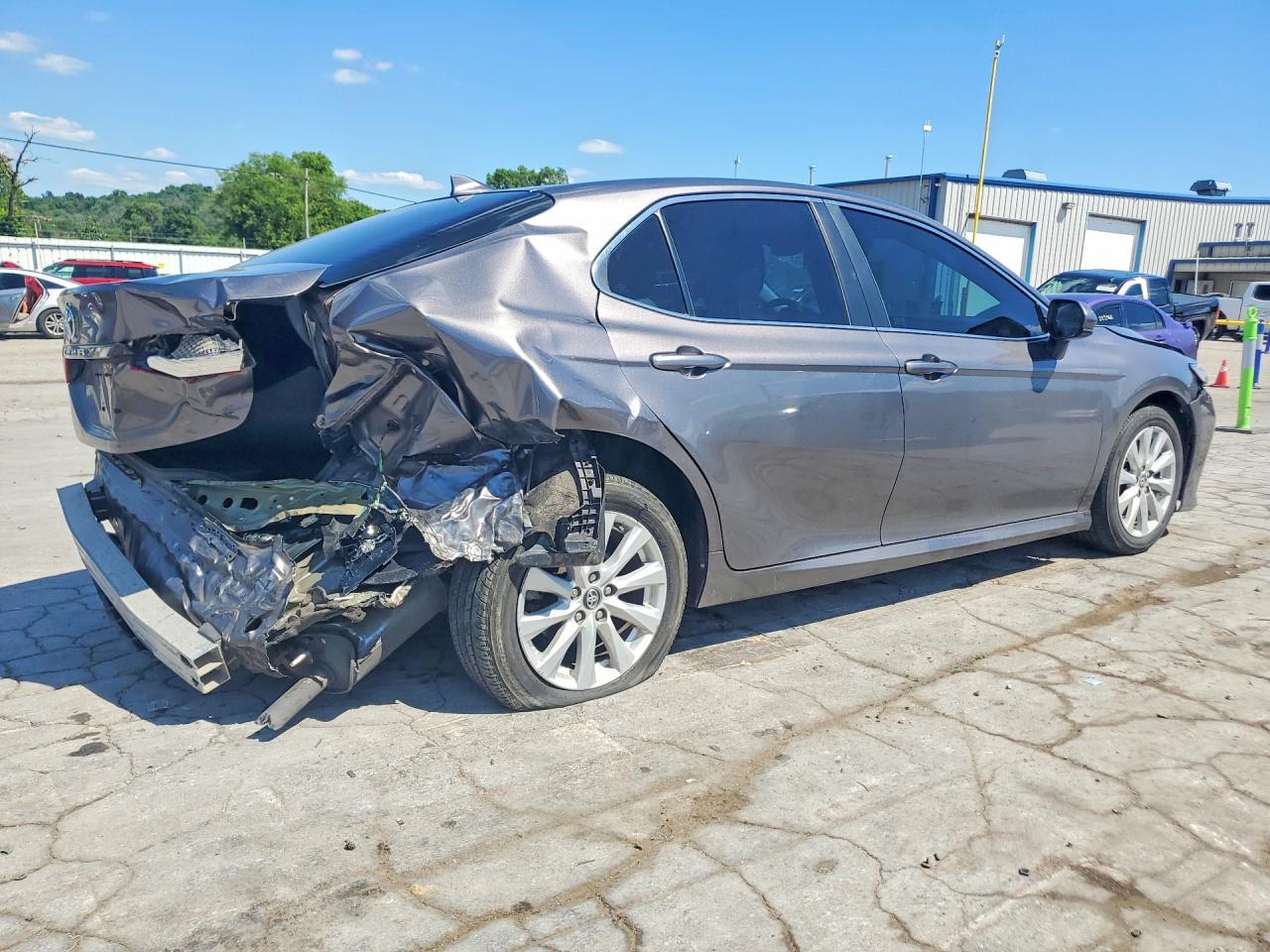 2019 Toyota Camry Le - Фото 3