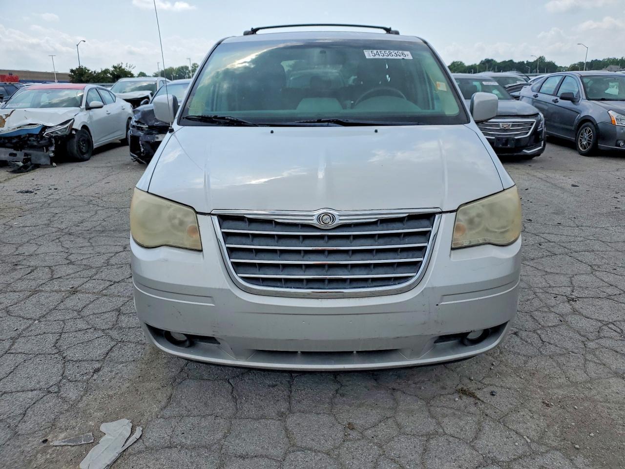 2010 Chrysler Town & Country Touring - Image 5