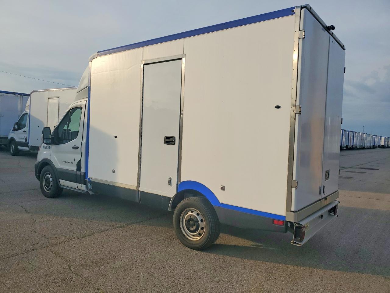 2022 Ford Transit Delivery Truck - Фото 2