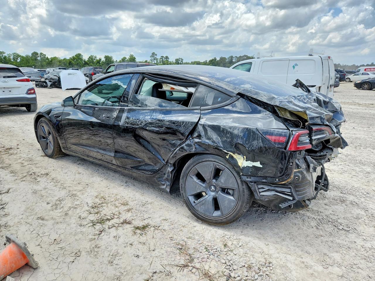 2023 Tesla Model 3 - Фото 2