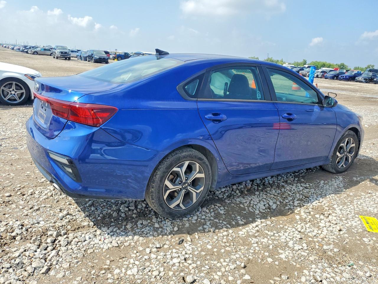 2021 Kia Forte Lxs - Фото 3