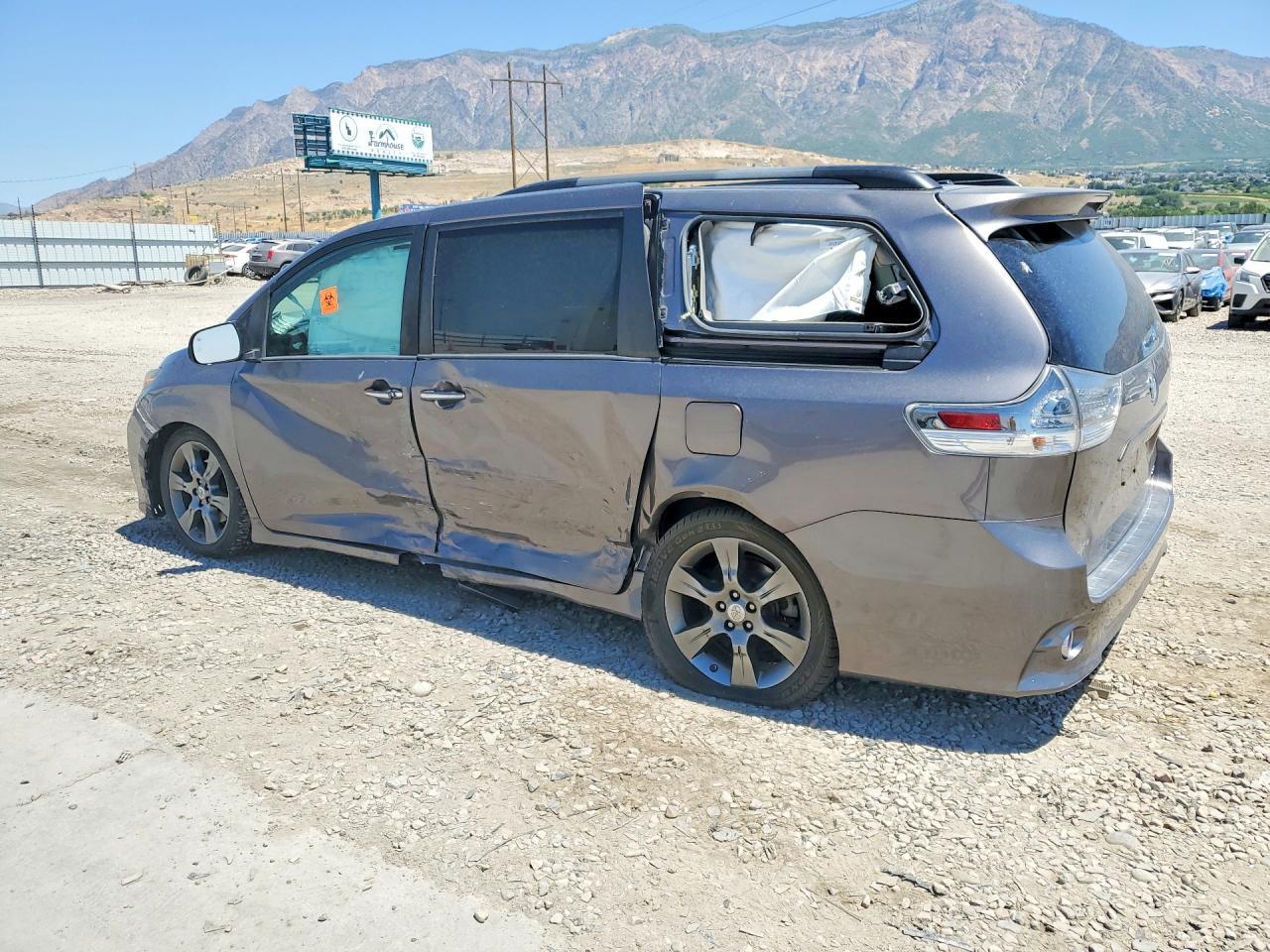 2016 Toyota Sienna Se - Фото 2