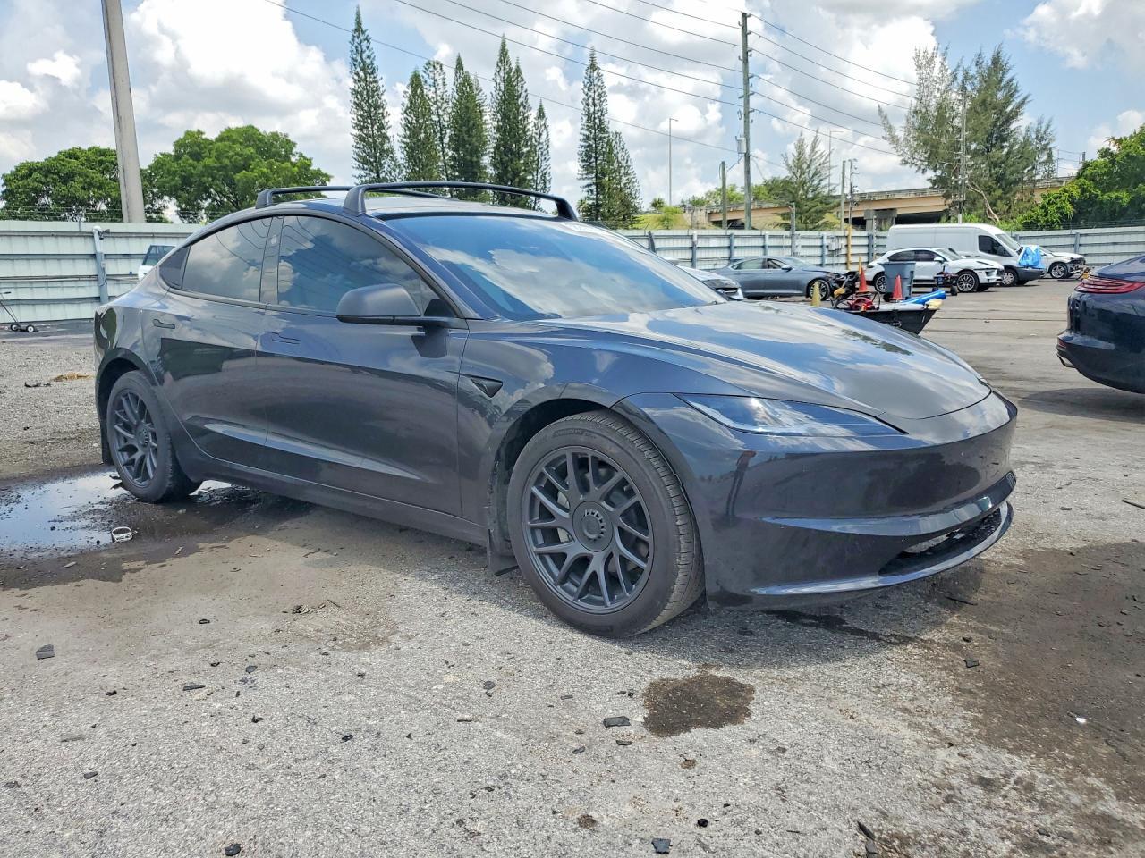 2025 Tesla Model 3 - Фото 4