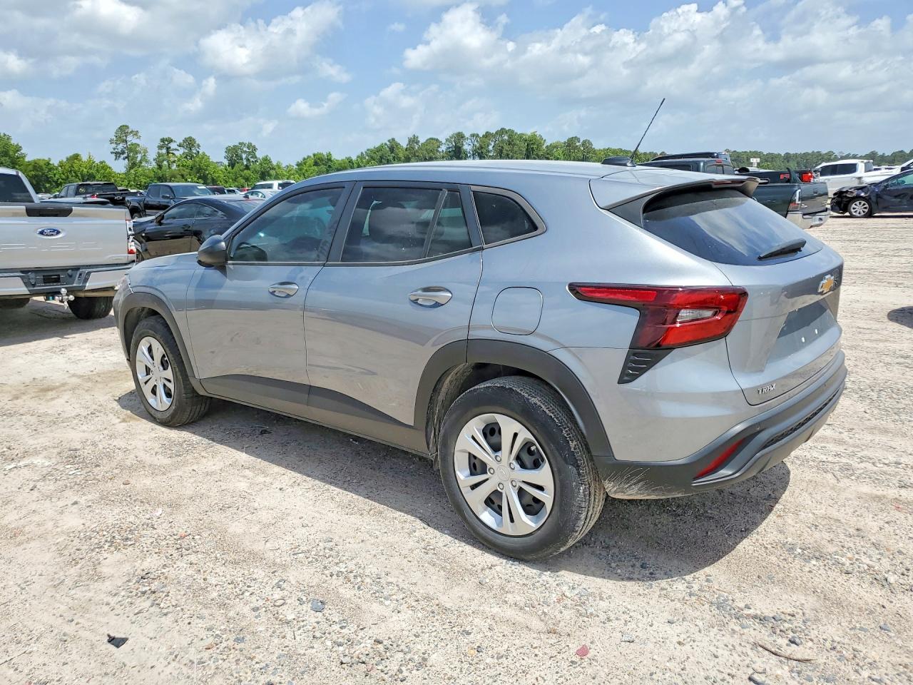 2024 Chevrolet Trax Ls - Фото 2
