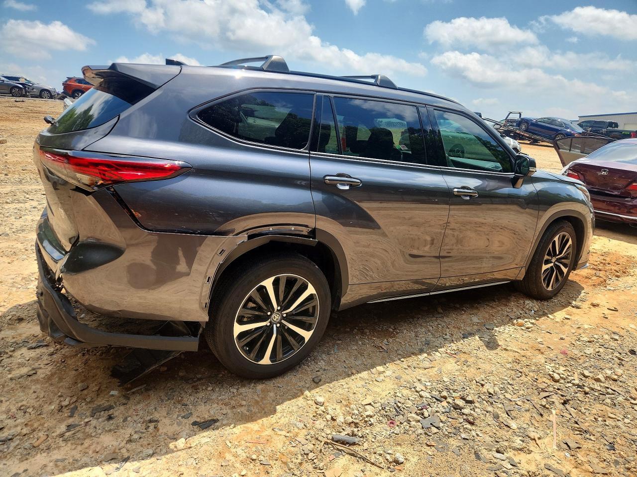 2022 Toyota Highlander Xse - Image 3