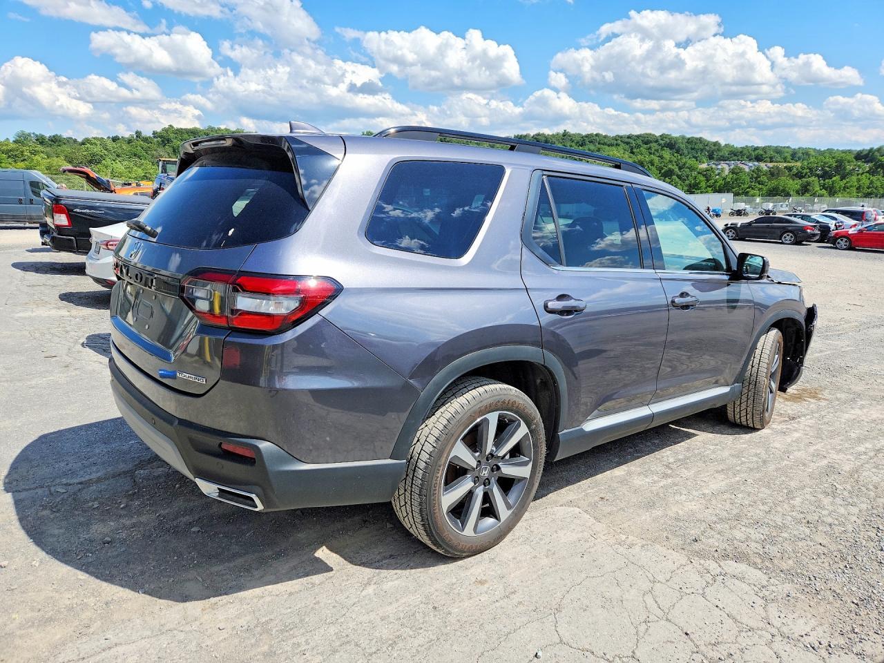 2023 Honda Pilot Touring - Image 3
