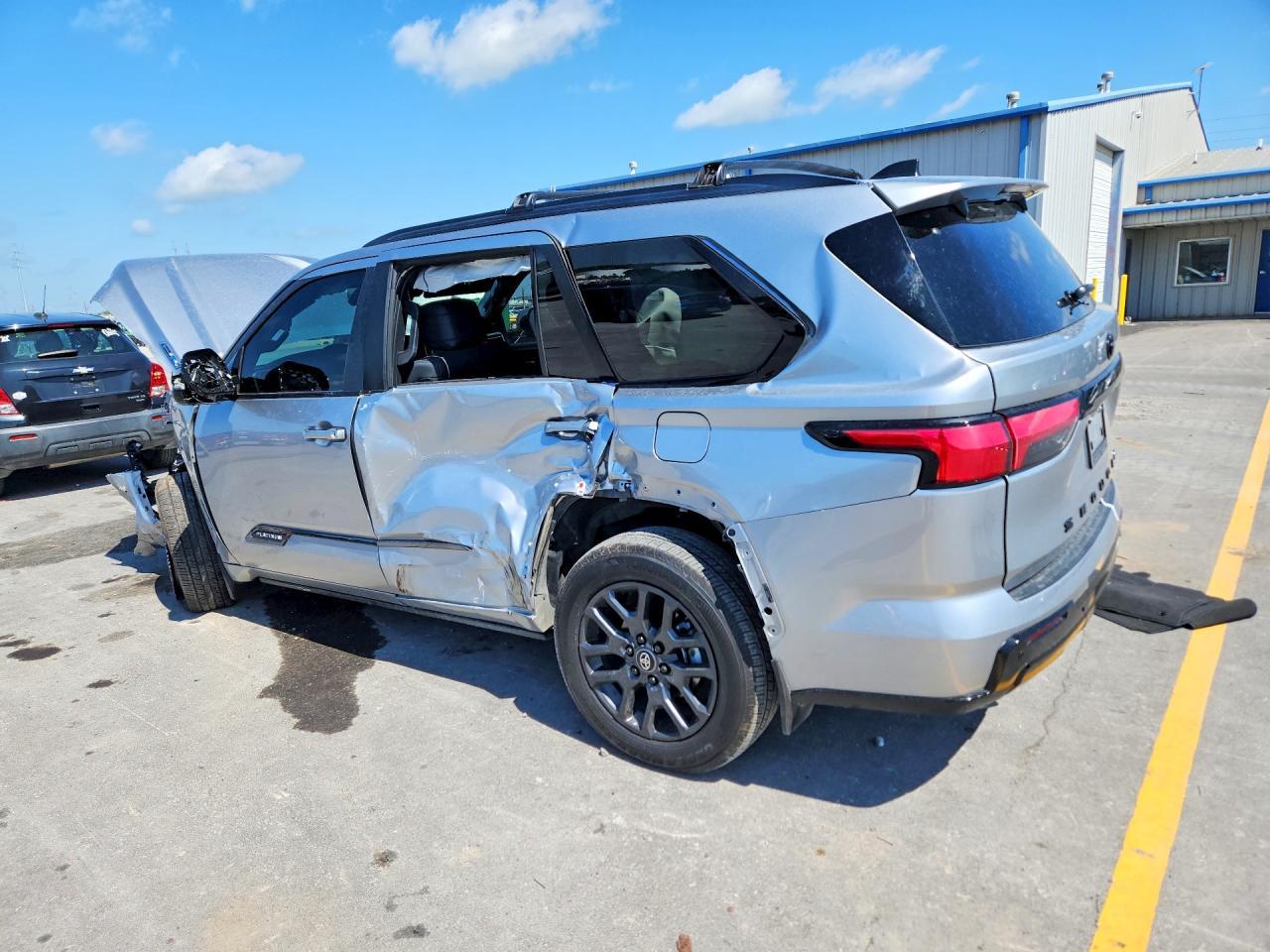 2025 Toyota Sequoia Platinum - Фото 2