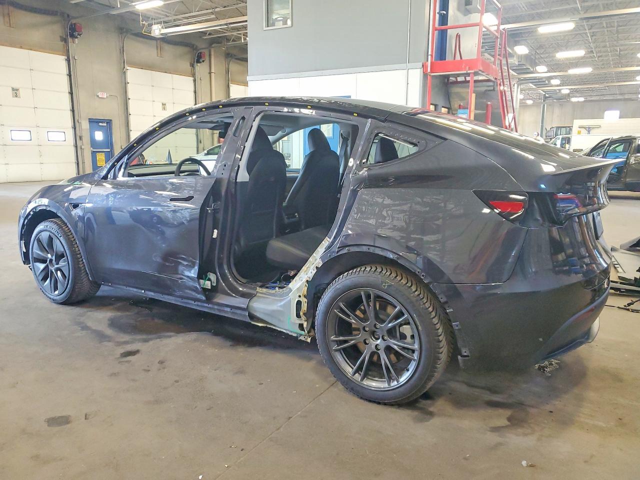 2024 Tesla Model Y - Фото 2
