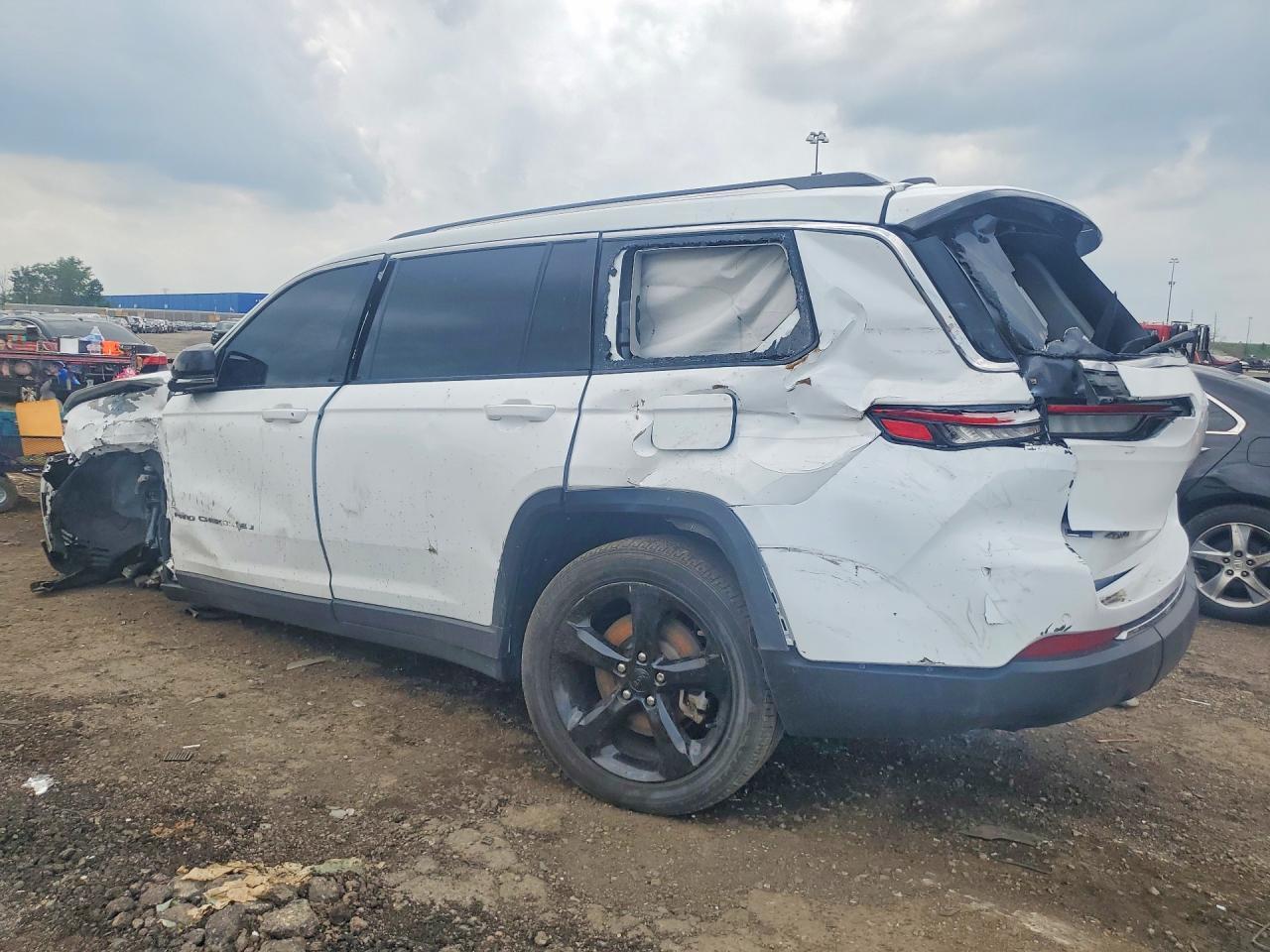 2023 Jeep Grand Cherokee L Laredo - Image 2