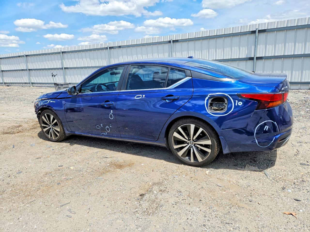 2019 Nissan Altima Sr - Image 2