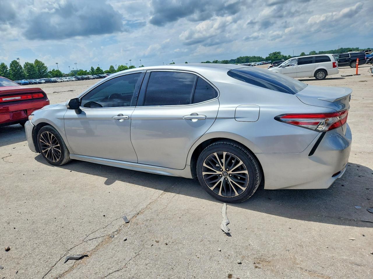 2018 Toyota Camry Se - Фото 2