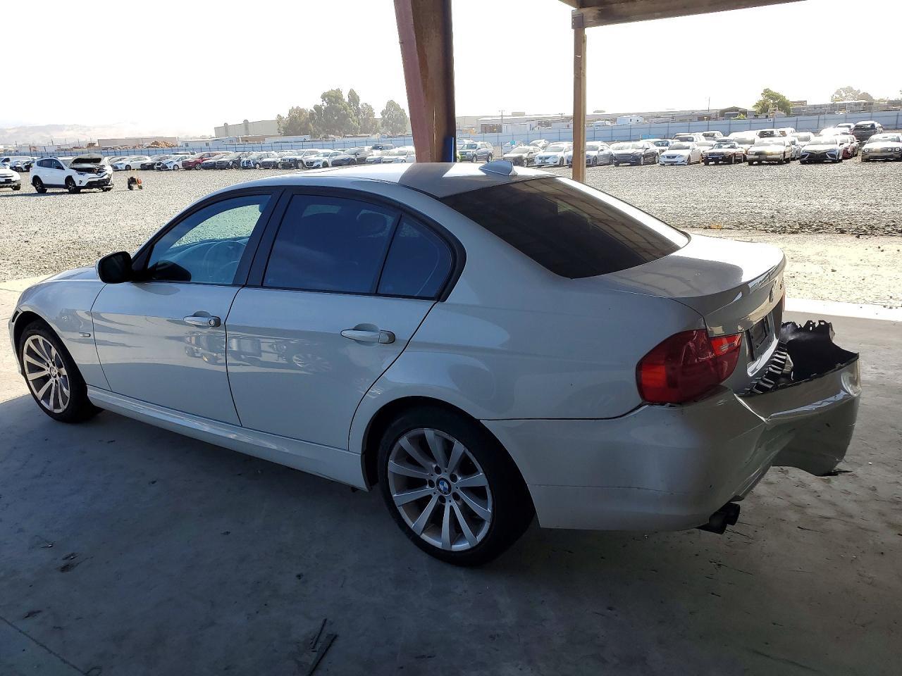 2011 BMW 328 I Sulev - Image 2