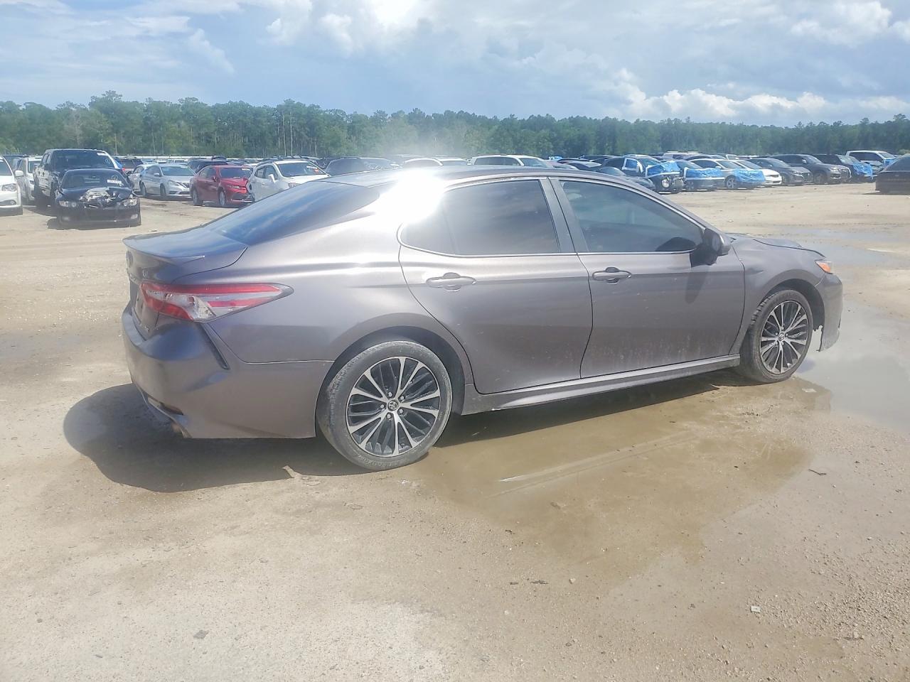 2018 Toyota Camry Se - Image 3