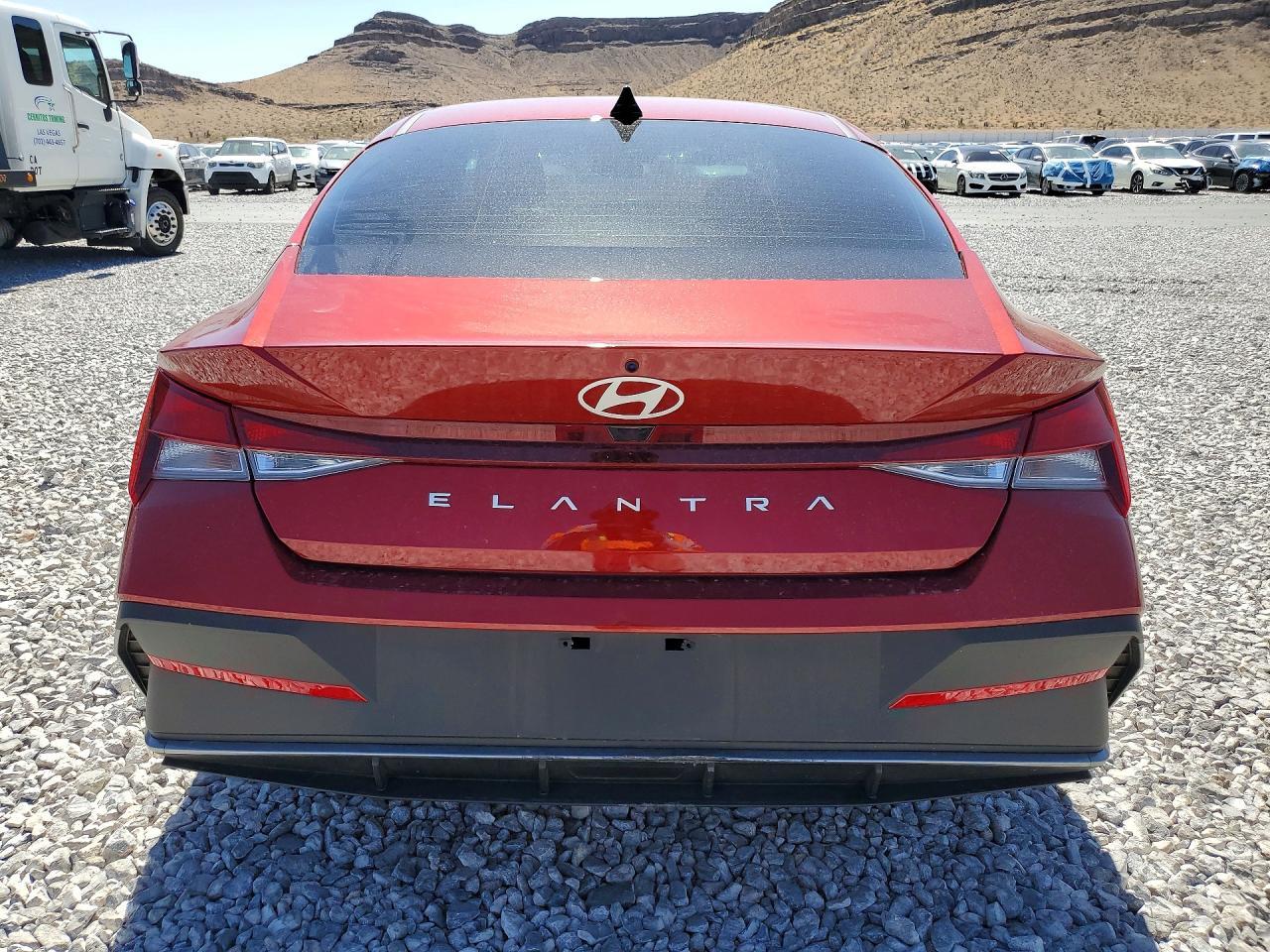 2025 Hyundai Elantra Se - Image 6