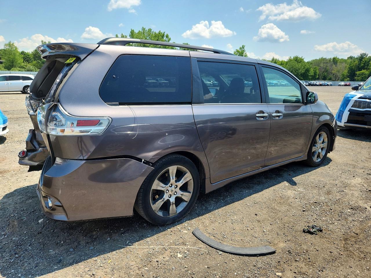 2015 Toyota Sienna Sport - Image 3