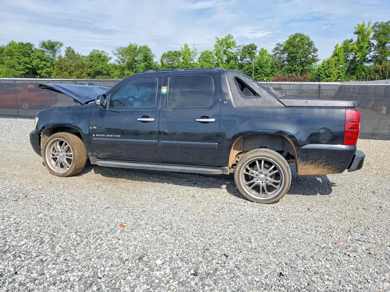 2007 Chevrolet Avalanche C1500 - Image 2
