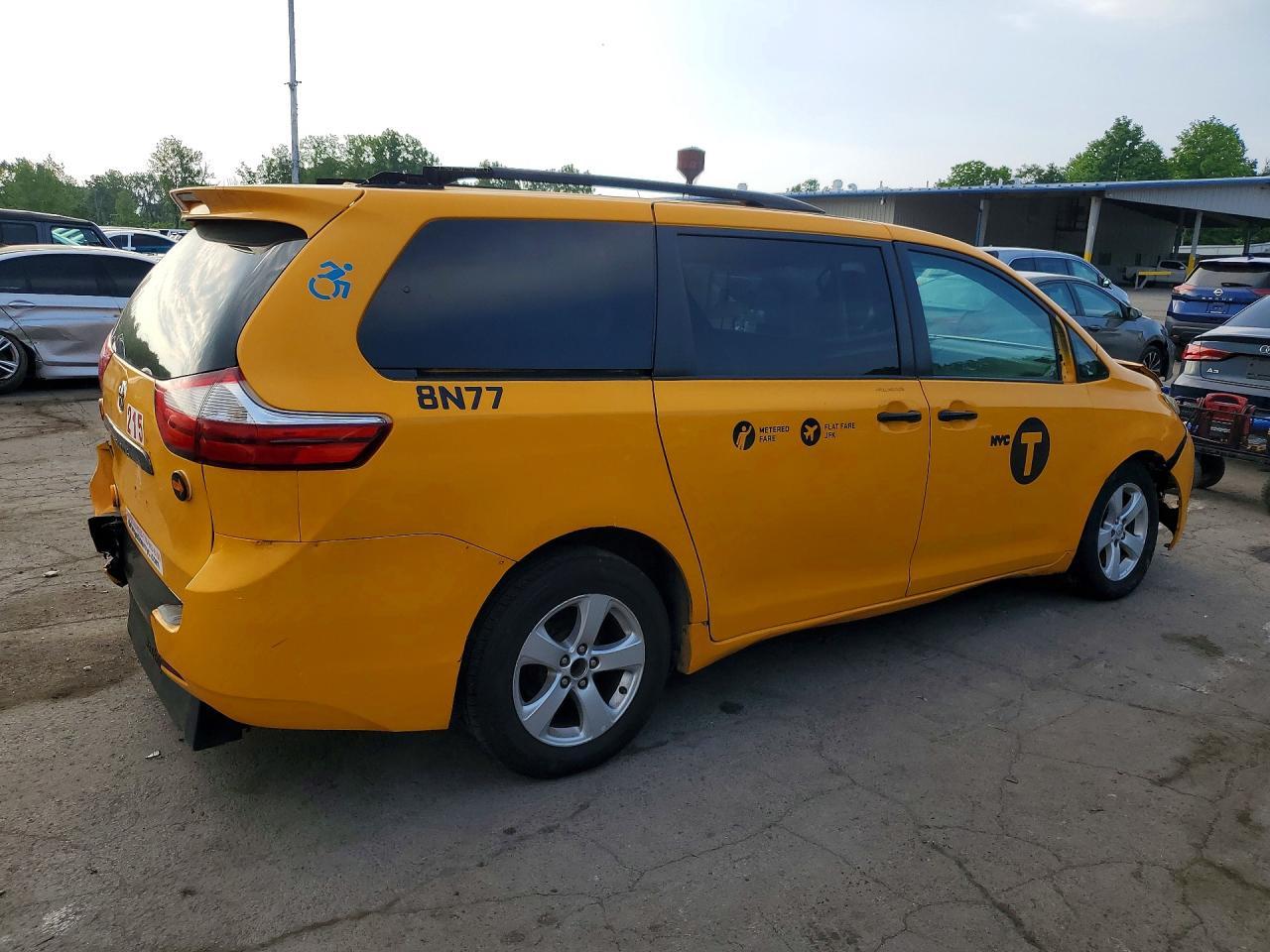 2017 Toyota Sienna Le - Фото 3