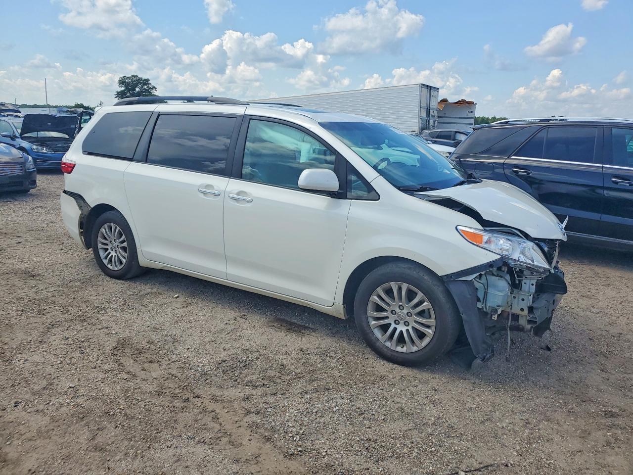 2017 Toyota Sienna Xle 8-Passenger - Фото 4