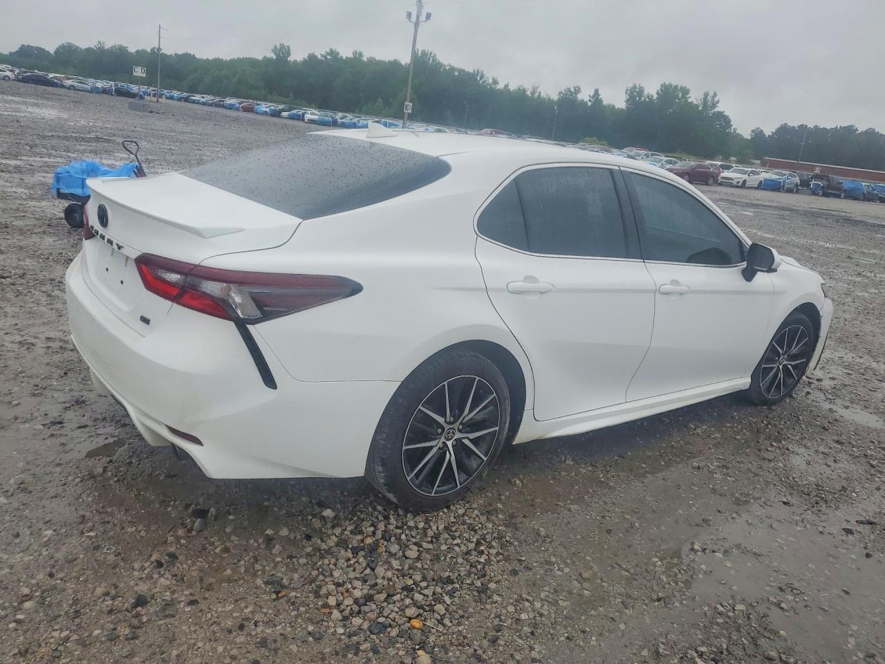 2021 Toyota Camry Se - Фото 3