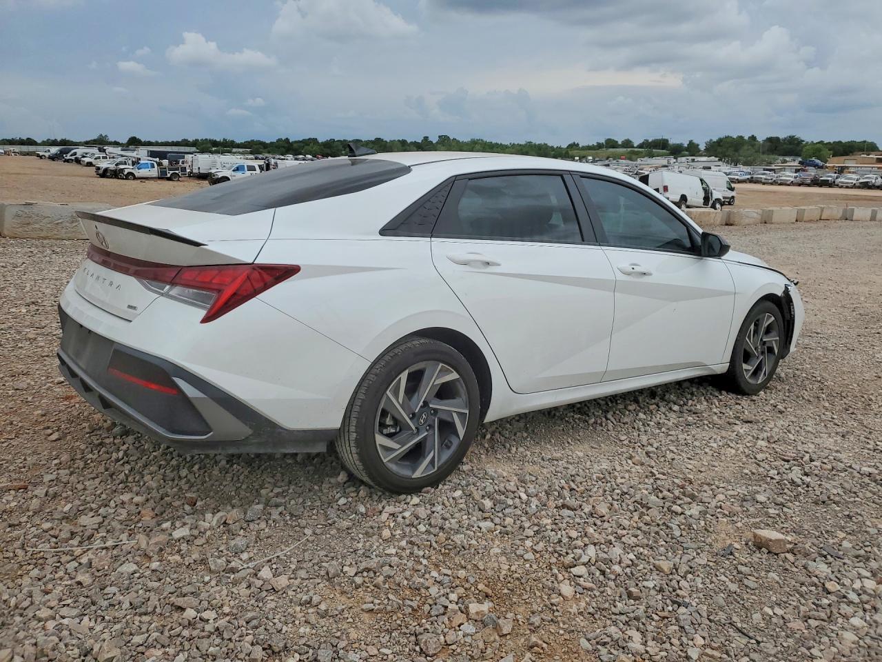 2025 Hyundai Elantra Hybrid Sel Sport - Image 3