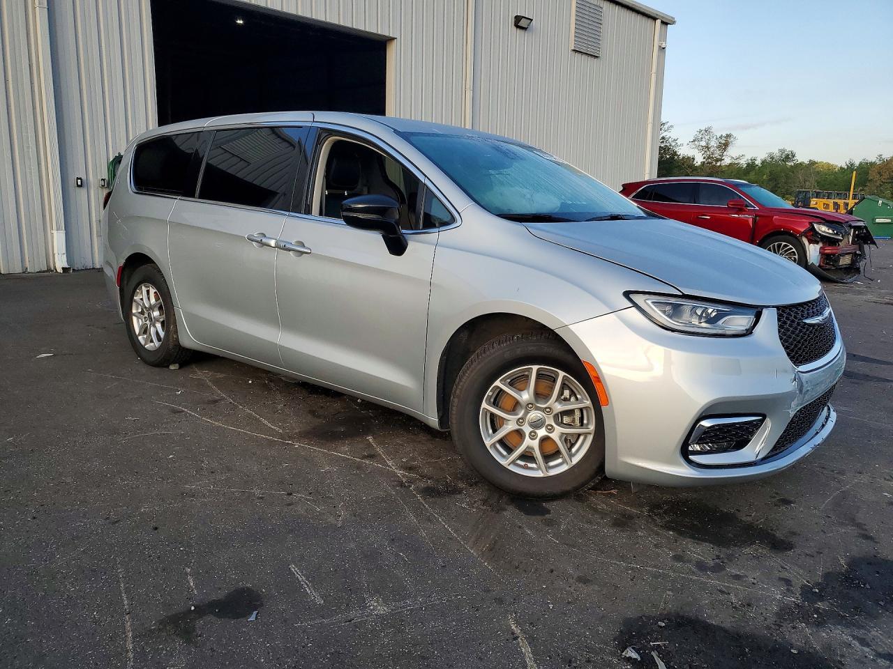 2024 Chrysler Pacifica Touring L - Image 4