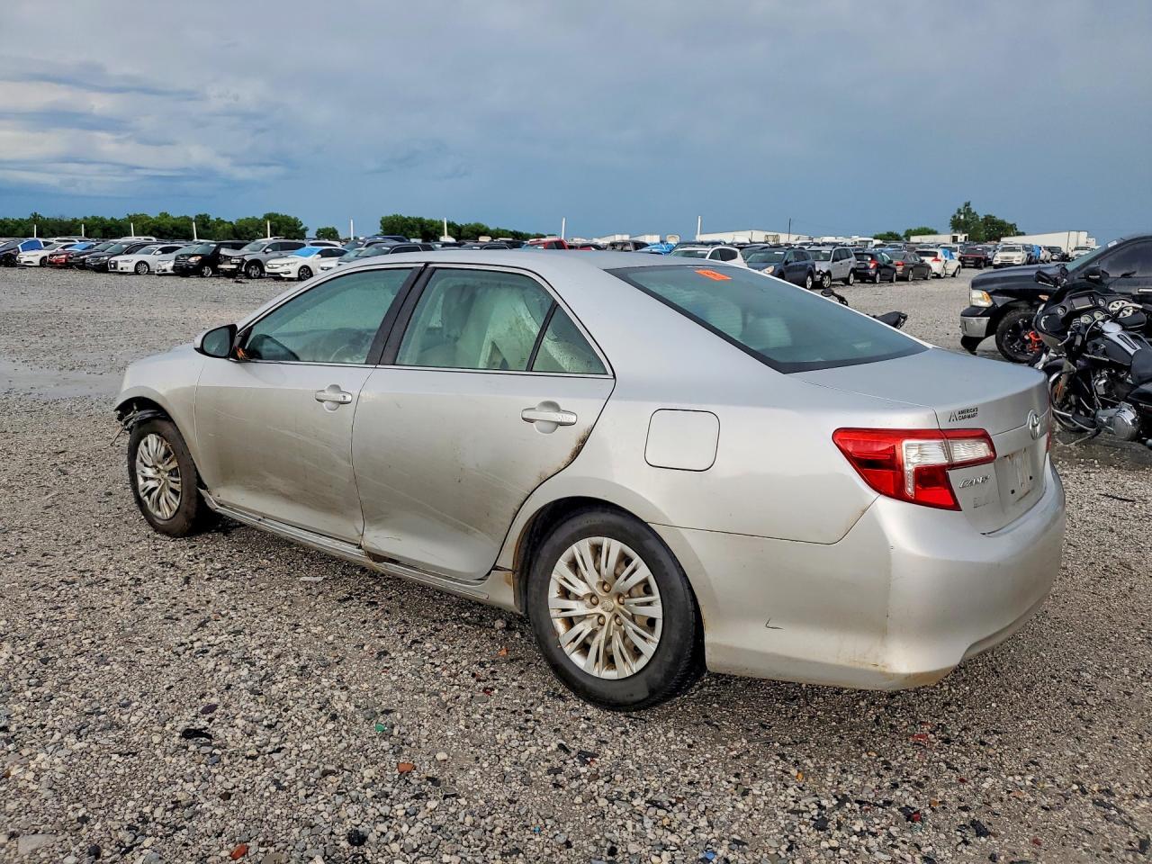 2014 Toyota Camry Le - Фото 2