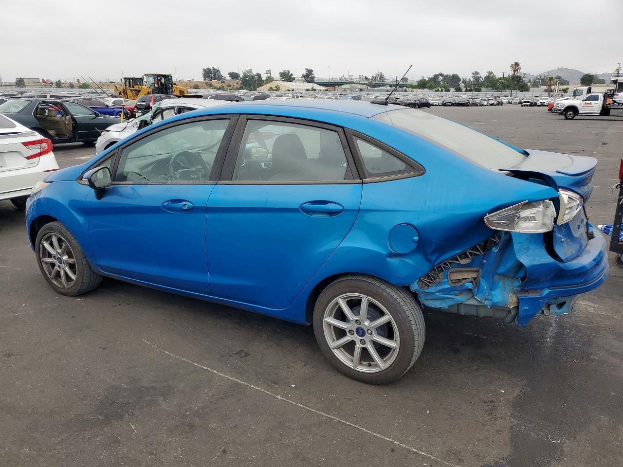 2015 Ford Fiesta Se - Фото 2