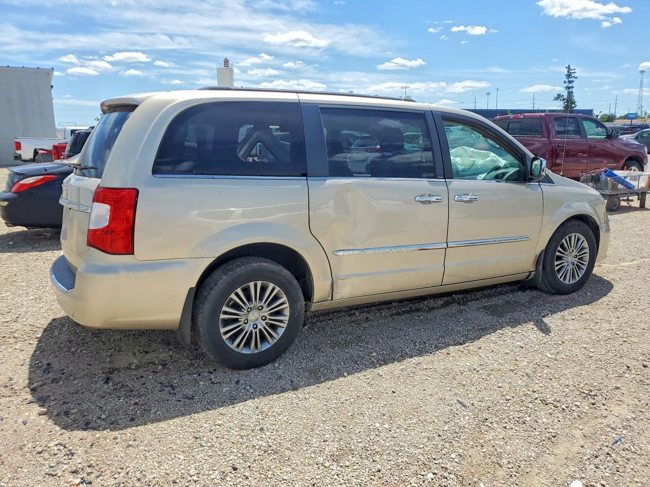 2014 Chrysler Town & Country Touring L - Фото 3