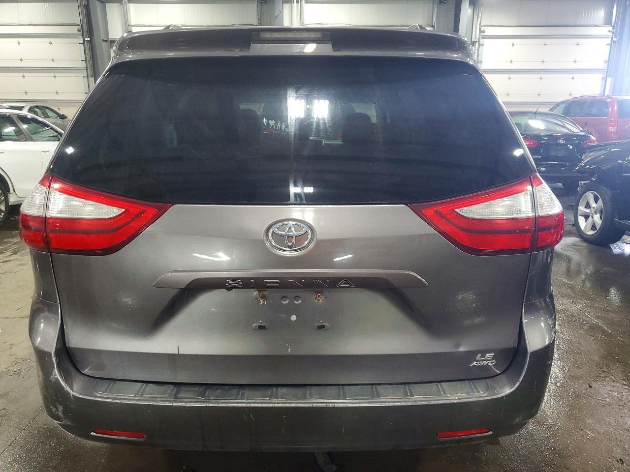 2017 Toyota Sienna Le - Image 6