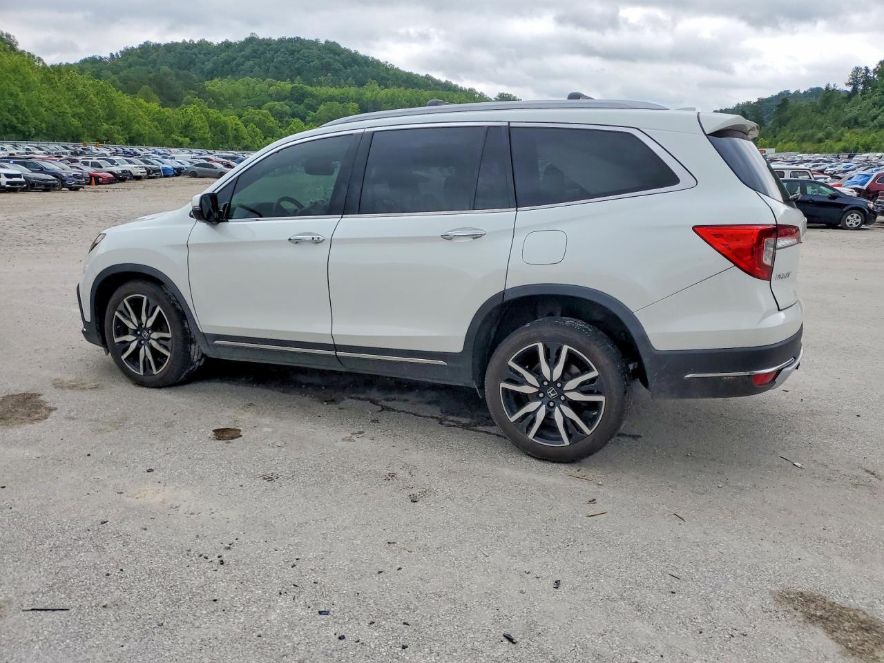 2022 Honda Pilot Touring - Image 2