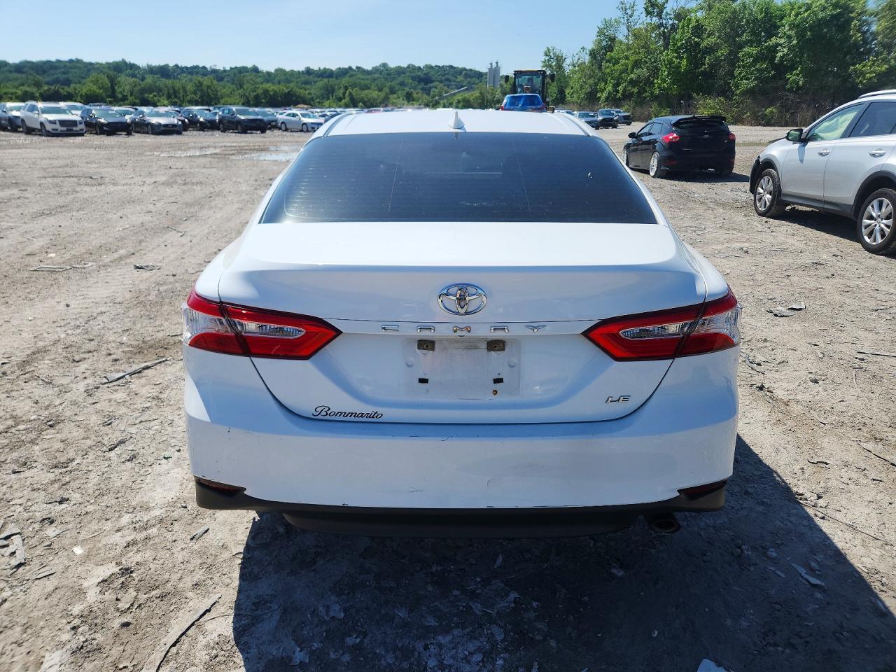 2020 Toyota Camry Le - Фото 6