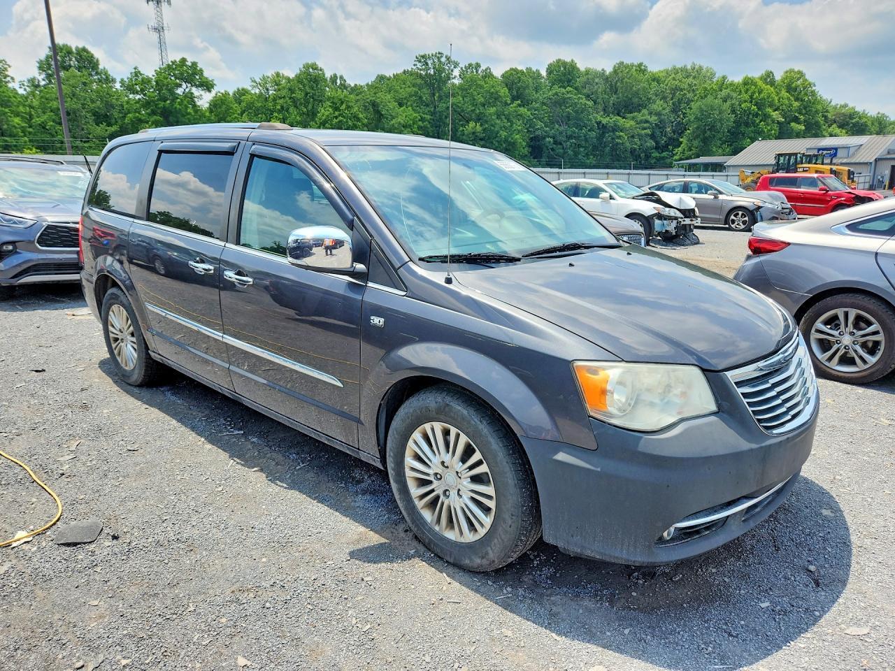 2014 Chrysler Town & Country Touring L - Image 4