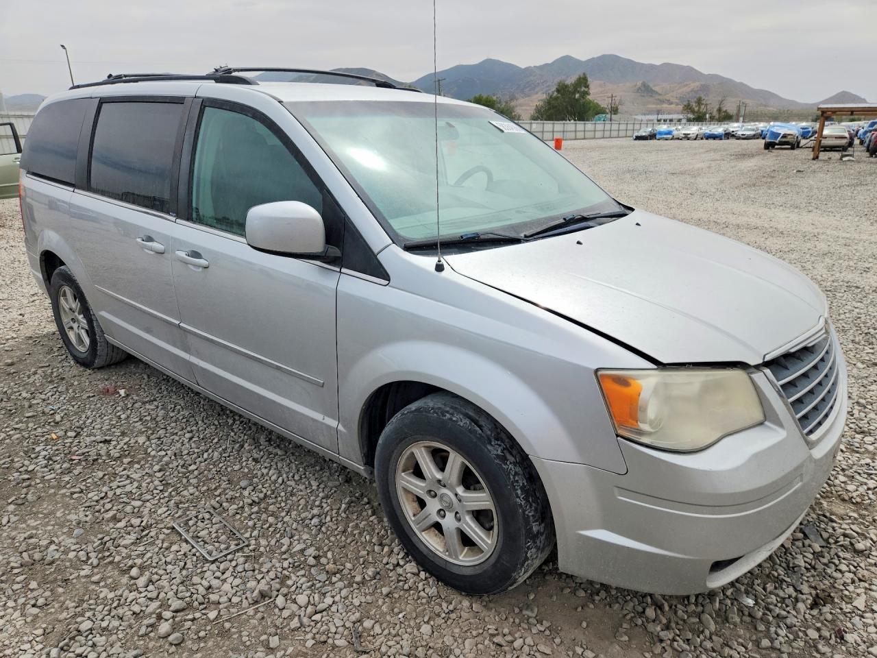 2010 Chrysler Town & Country Touring - Фото 4