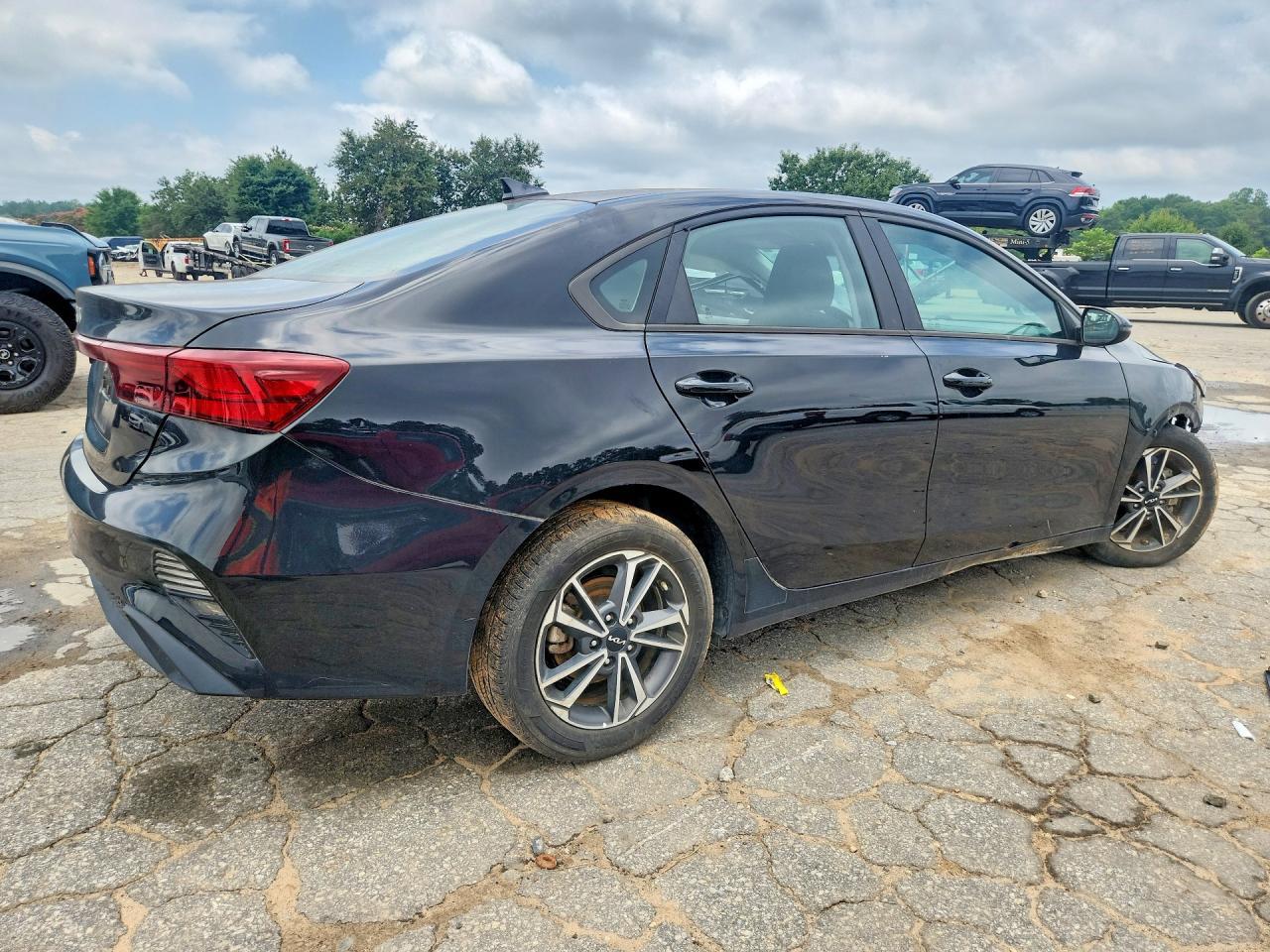 2022 Kia Forte Lxs - Image 3