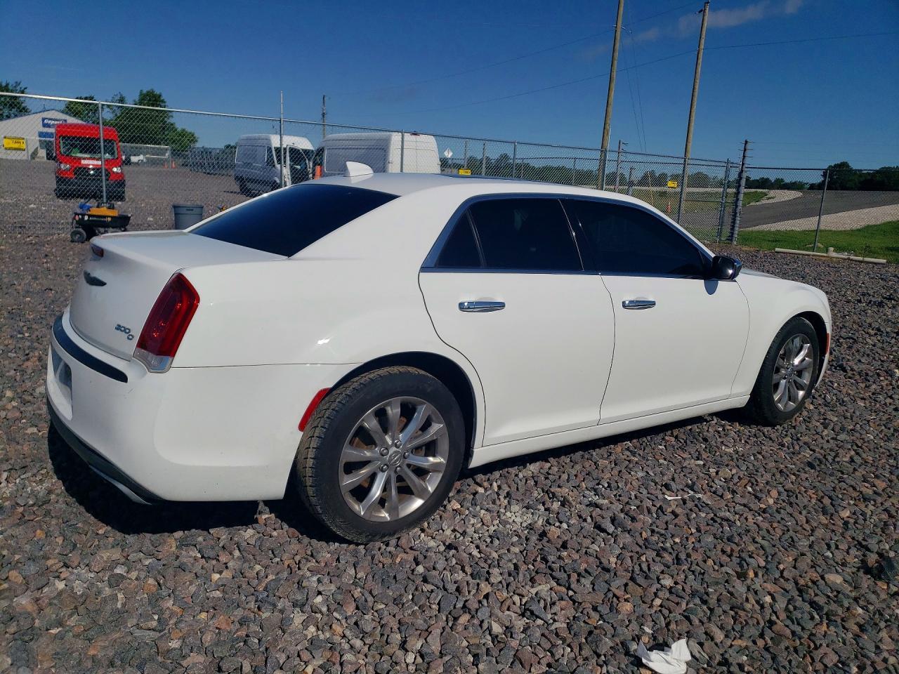 2016 Chrysler 300C - Фото 3