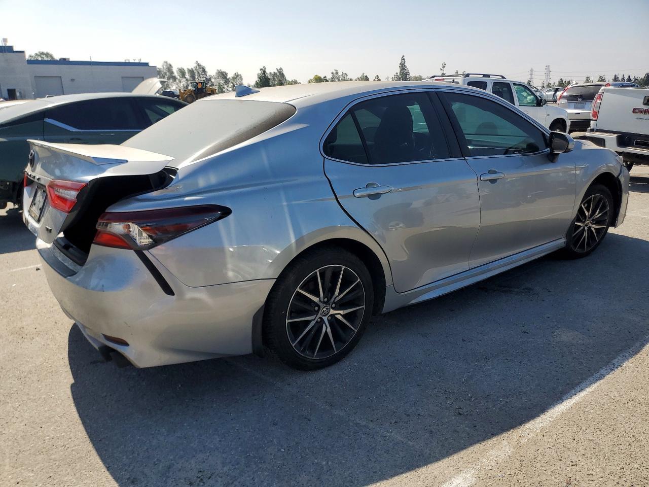 2023 Toyota Camry Se - Image 3