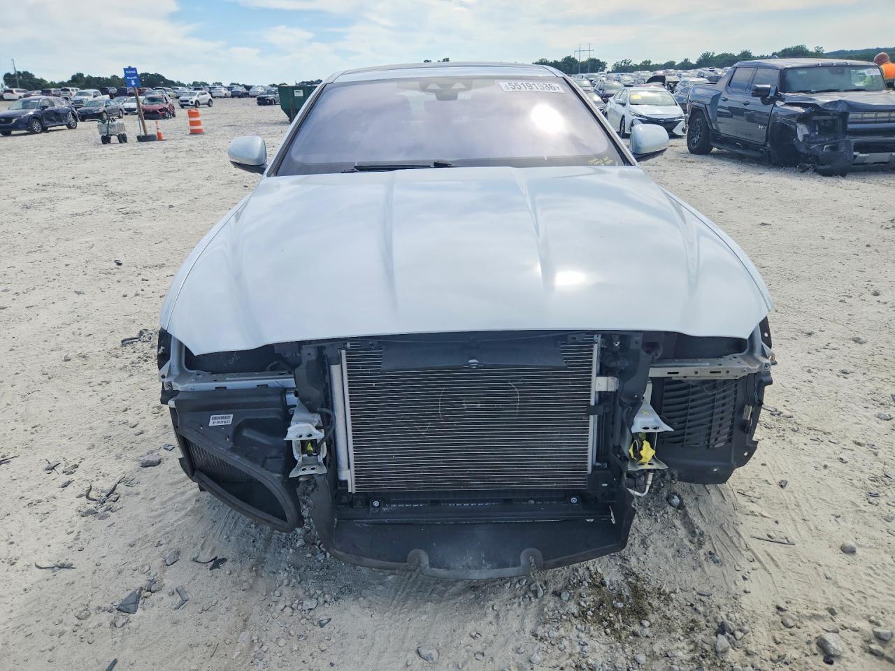 2019 Jaguar Xe - Image 5