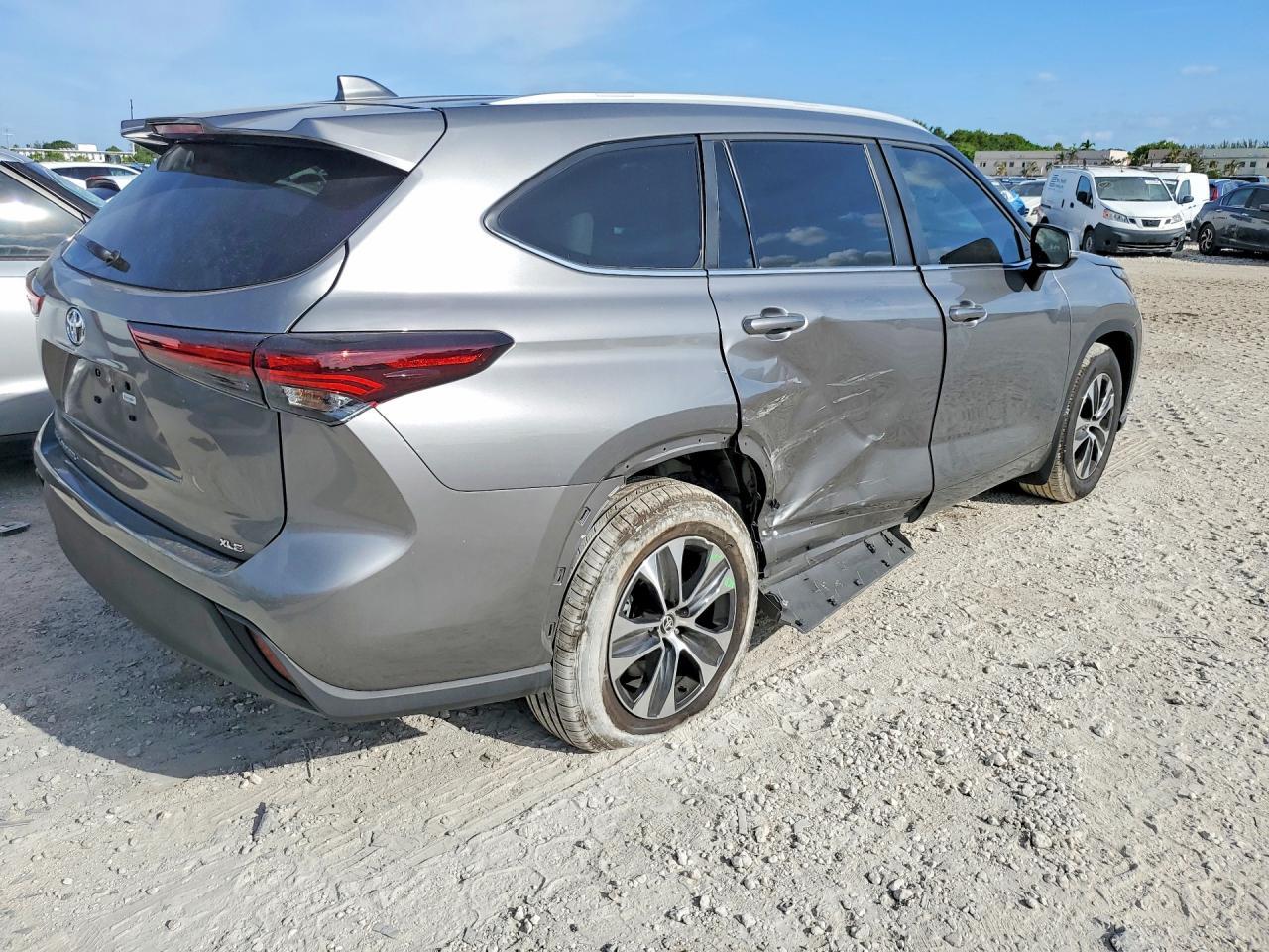 2025 Toyota Highlander Xle - Фото 3