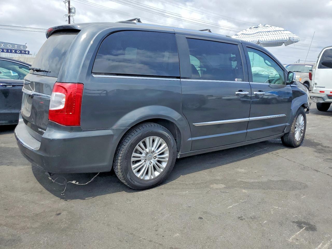 2012 Chrysler Town & Country Limited - Фото 3