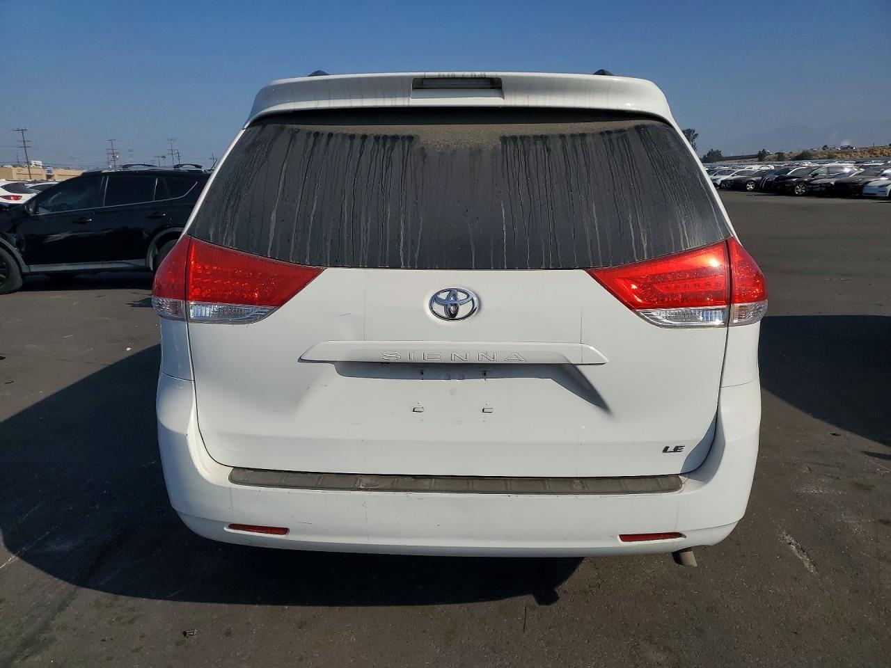 2013 Toyota Sienna Le 8-Passenger - Image 6