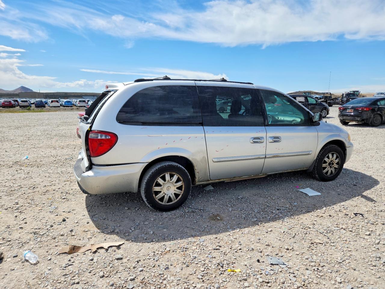 2005 Chrysler Town & Country Touring - Image 3
