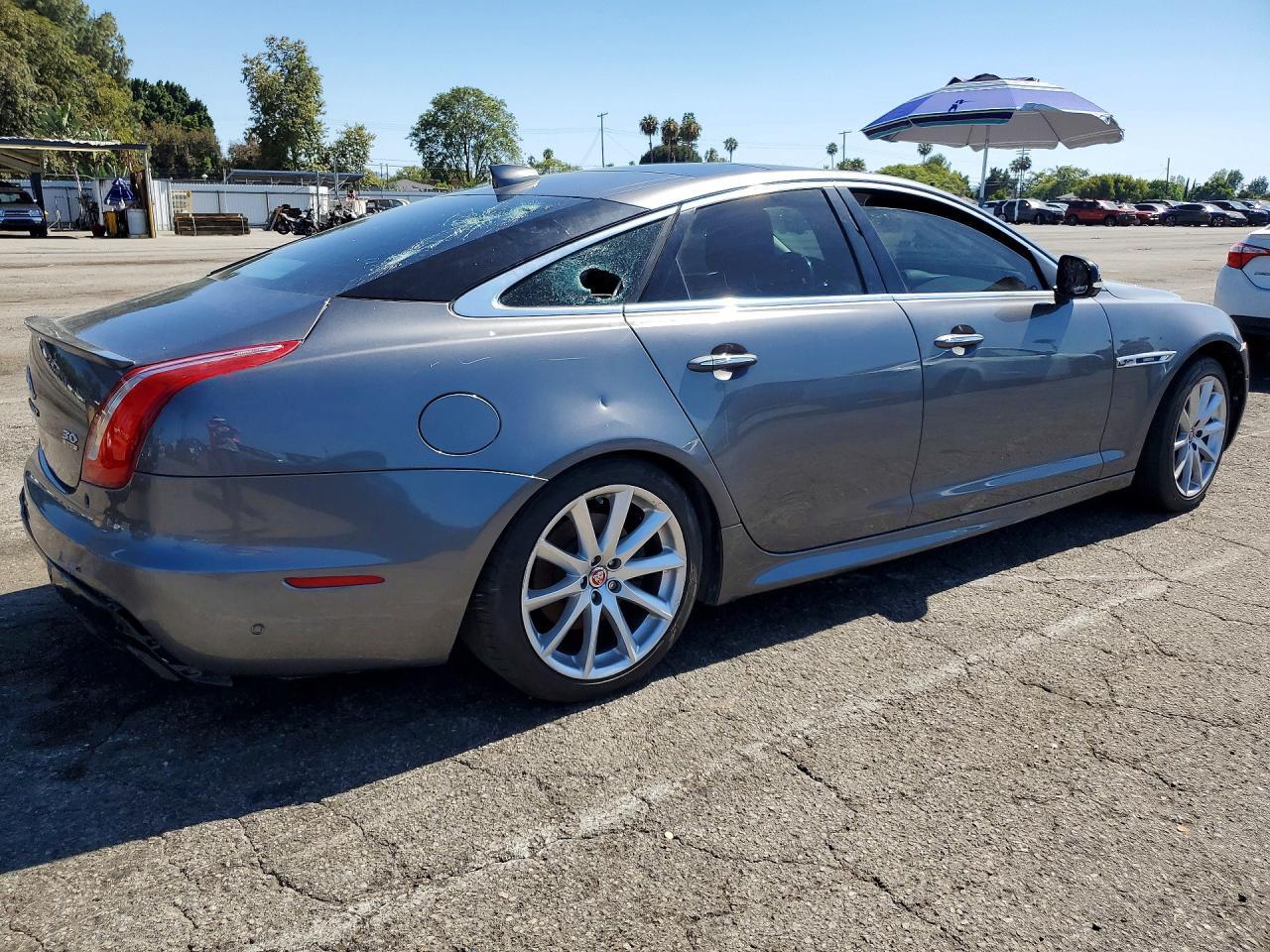 2016 Jaguar Xj - Image 3