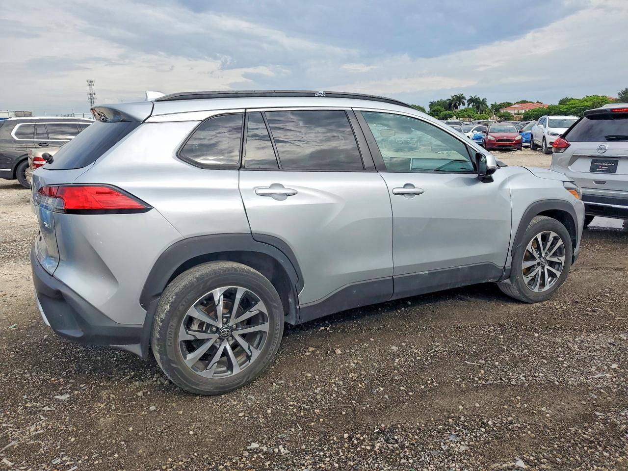 2023 Toyota Corolla Cross Xle - Image 3