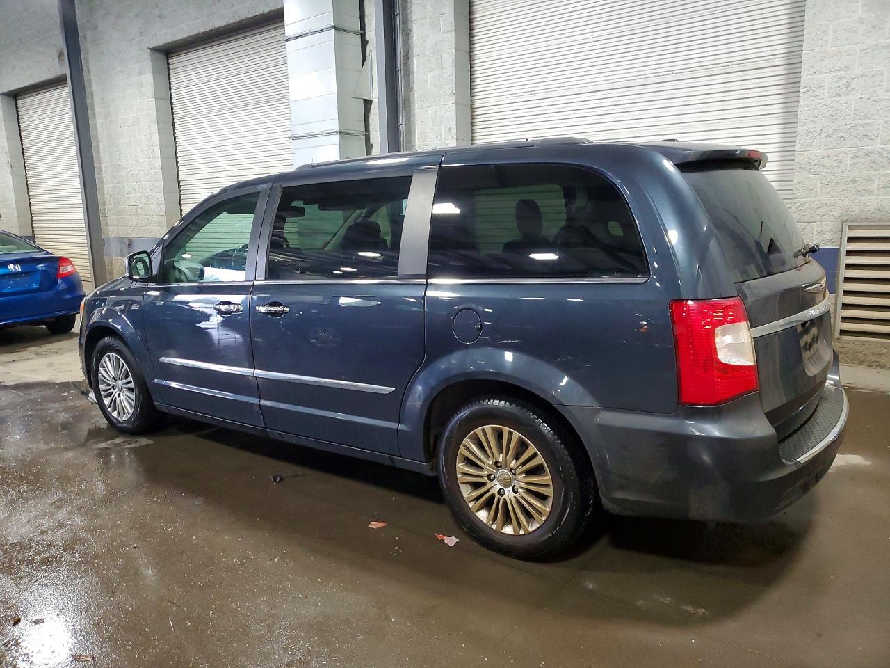 2014 Chrysler Town & Country Touring L - Image 2